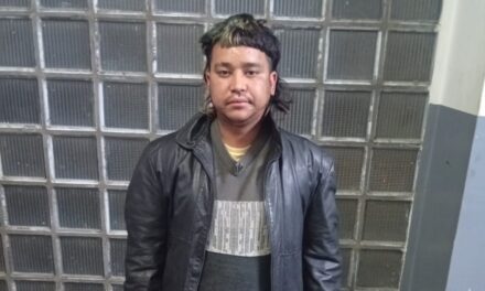 Violencia y amenazas en Capital: Dos hombres detenidos tras agredir a trabajadora sexual y dañar propiedad