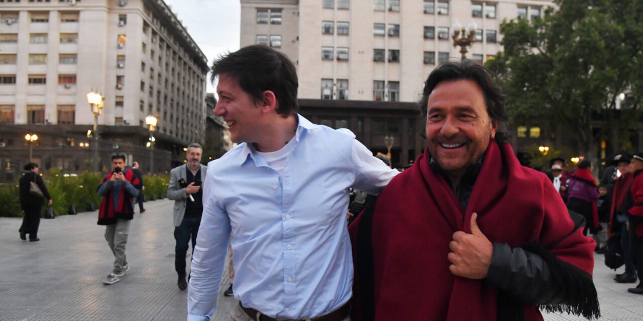Gustavo Sáenz reclamaba frente a Casa Rosada y aparecieron Guillermo Francos y Santiago Caputo