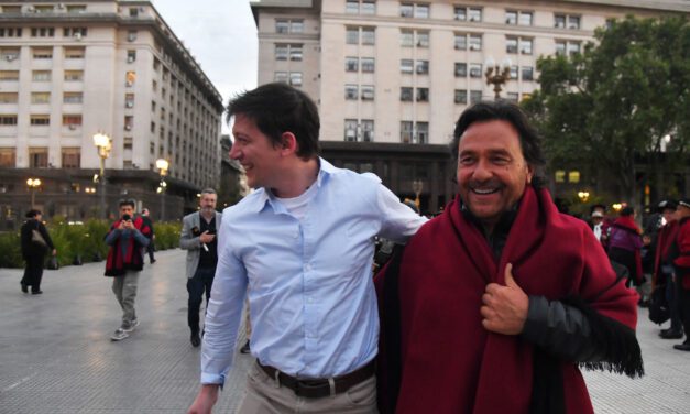 Gustavo Sáenz reclamaba frente a Casa Rosada y aparecieron Guillermo Francos y Santiago Caputo
