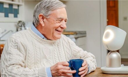 El dispositivo argentino que busca combatir la soledad en adultos mayores mediante Inteligencia Artificial