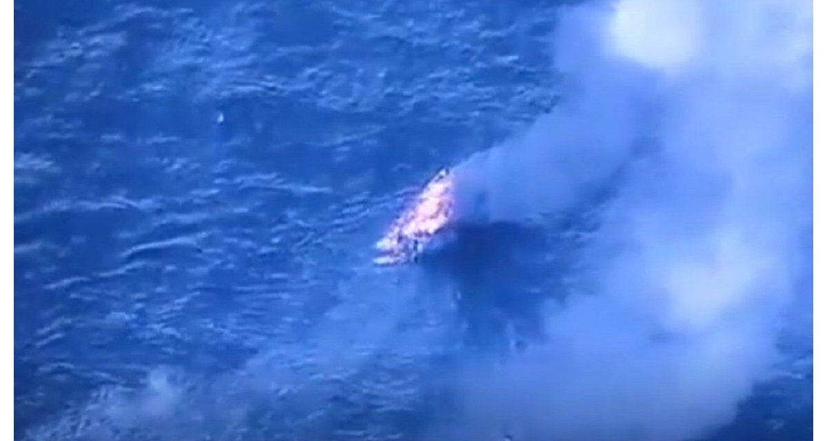 Destruyó otra lancha con presuntos narcotraficantes