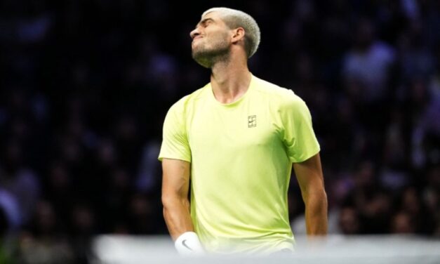 Carlos Alcaraz quedó eliminado en su debut del Masters 1000 de París y podría perder el puesto de número 1 del mundo