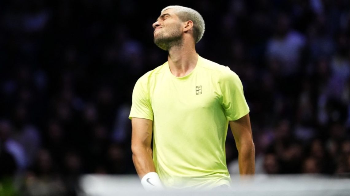 Carlos Alcaraz quedó eliminado en su debut del Masters 1000 de París y podría perder el puesto de número 1 del mundo