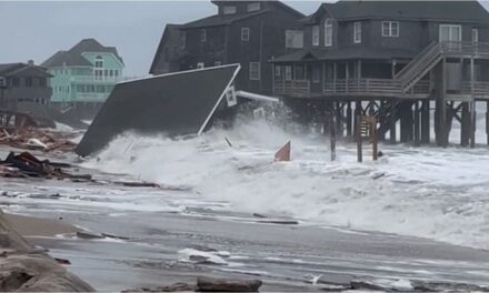 El mar arrasó viviendas costeras en Carolina del Norte tras el paso de los huracanes Humberto e Imelda