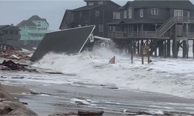 El mar arrasó viviendas costeras en Carolina del Norte tras el paso de los huracanes Humberto e Imelda