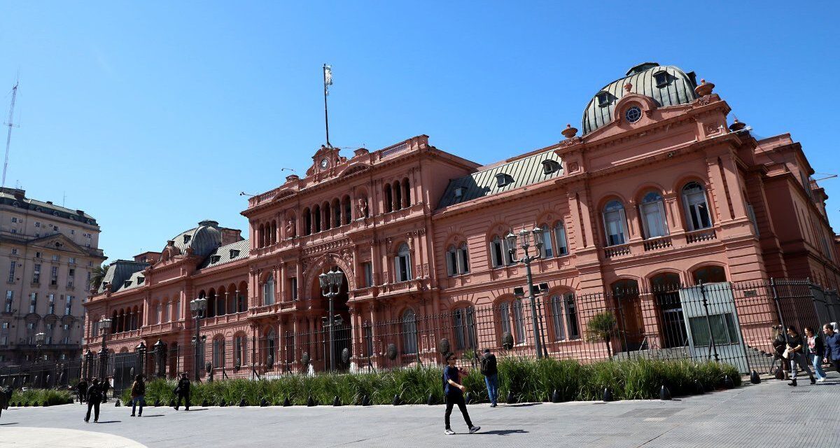 Cuántas bajas tuvo y quiénes son los funcionarios que dejaron el Gobierno desde que asumió