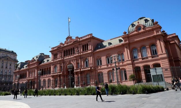Cuántas bajas tuvo y quiénes son los funcionarios que dejaron el Gobierno desde que asumió
