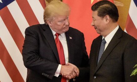 Donald Trump sostuvo que los aranceles del 100% a China no son sostenibles pero la responsabilizó por el conflicto comercial