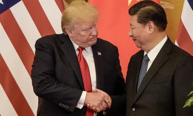 Donald Trump sostuvo que los aranceles del 100% a China no son sostenibles pero la responsabilizó por el conflicto comercial