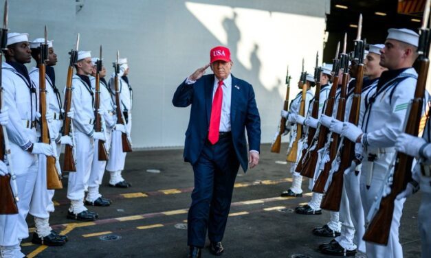 Donald Trump presiona con miles de despidos para revertir el shutdown en EEUU