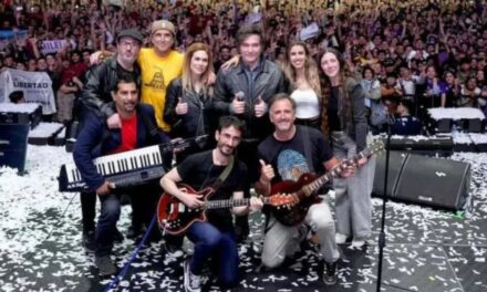 Deportivo Español desvinculó a su abogado tras su aparición en un acto político con Milei