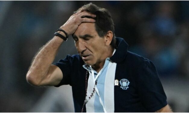 Gustavo Costas, visiblemente conmovido, lamentó la eliminación de Racing