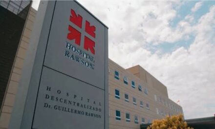 Fugitivo tras atropellar a una motociclista en plena intersección