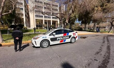 Amenaza de bomba en el Centro Cívico: Se evacuó el edificio y trabaja personal policial