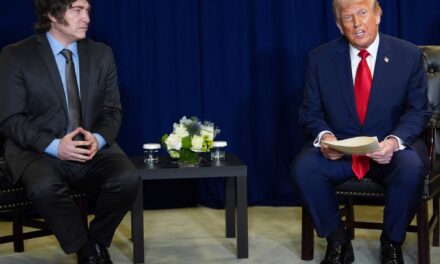 Antes de viajar a Washington, Javier Milei elogió “el coraje” de Donald Trump para alcanzar la tregua en Gaza y lo propuso para el Premio Nobel de la Paz