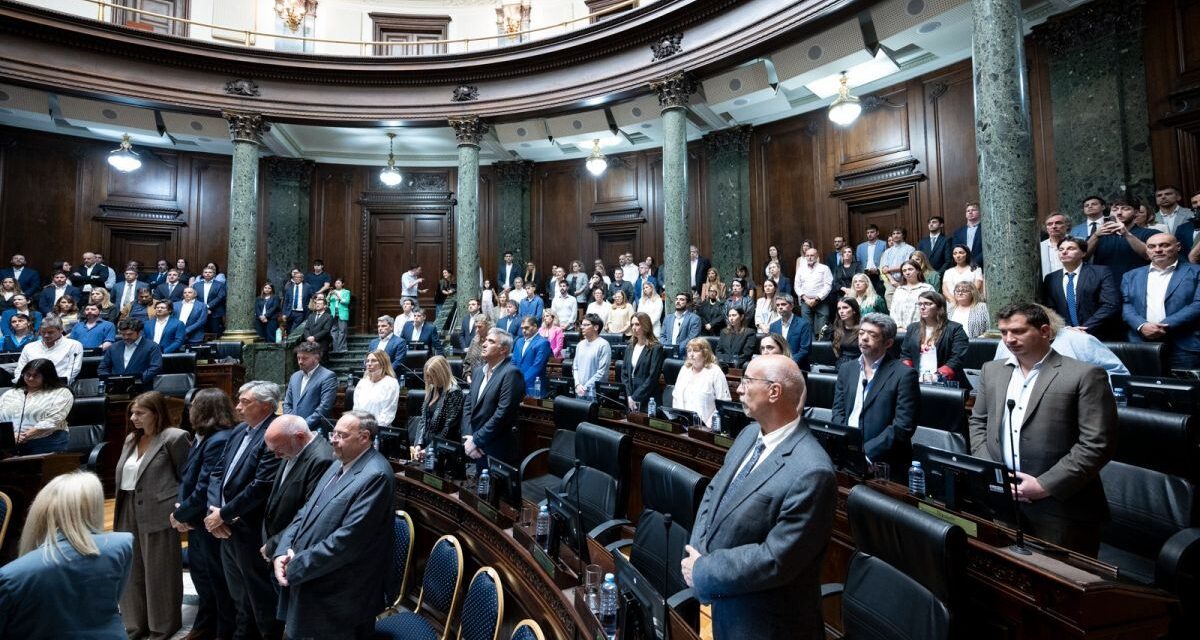 La Legislatura porteña homenajeó a Gustavo Mola y le tomó juramento a Claudio Cingolani