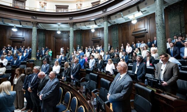 La Legislatura porteña homenajeó a Gustavo Mola y le tomó juramento a Claudio Cingolani