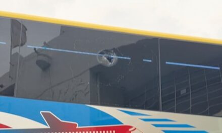 Hinchas de U. de Chile apedrearon el micro que transportaba a Lanús