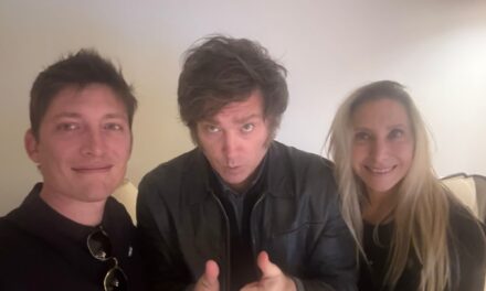 Parte de su equipo le pide a Santiago Caputo que asuma como funcionario