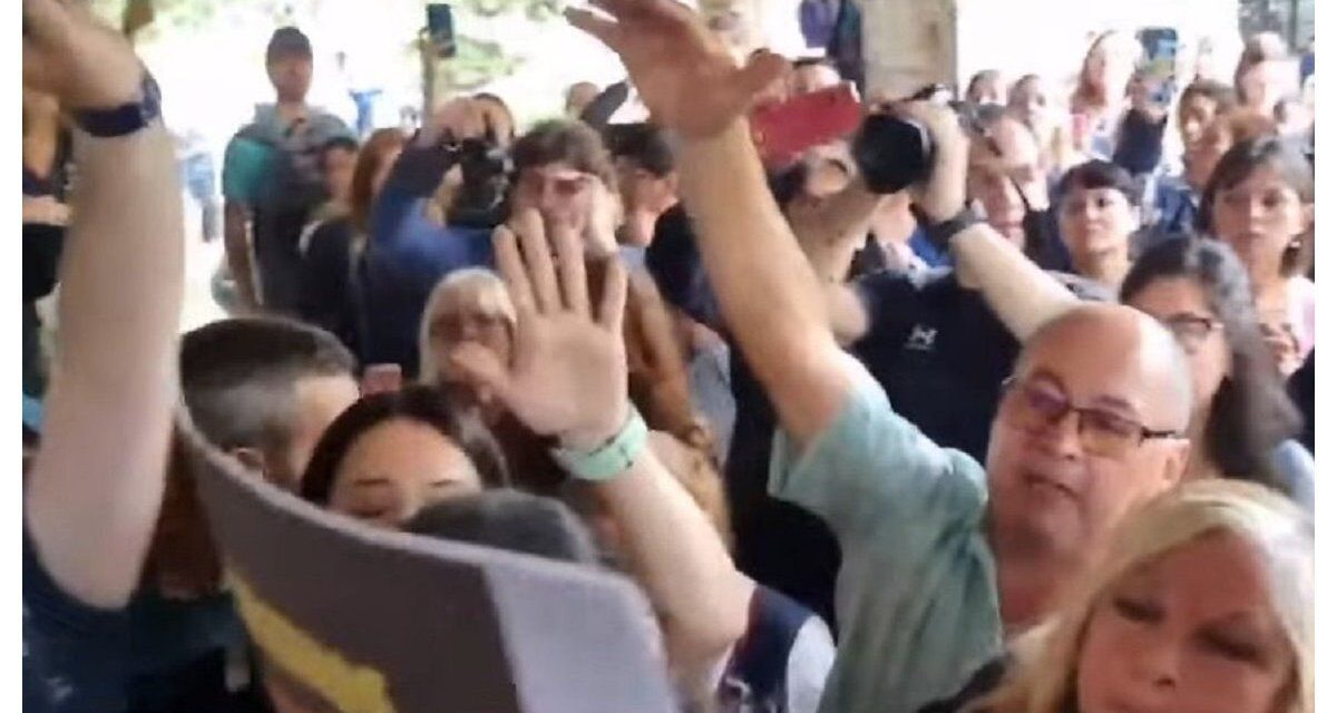Familias y prestadores ingresaron a la sede tras el forcejeo con la policía