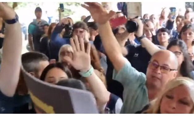Familias y prestadores ingresaron a la sede tras el forcejeo con la policía