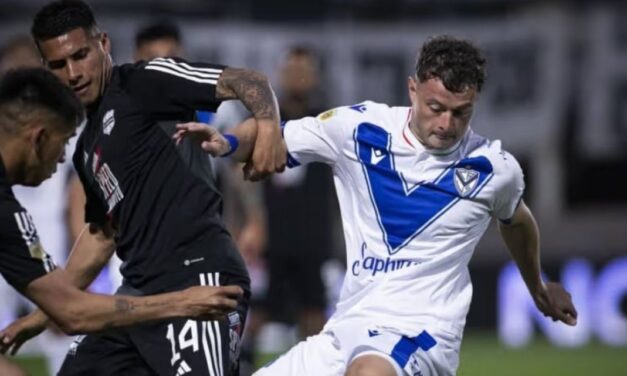 Con diez hombres, Vélez rescató un empate ante Riestra en la lucha por la cima