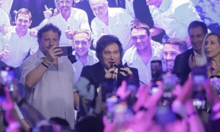 El búnker de LLA se vistió de fiesta ante una remontada que convalidó en las urnas el ajuste