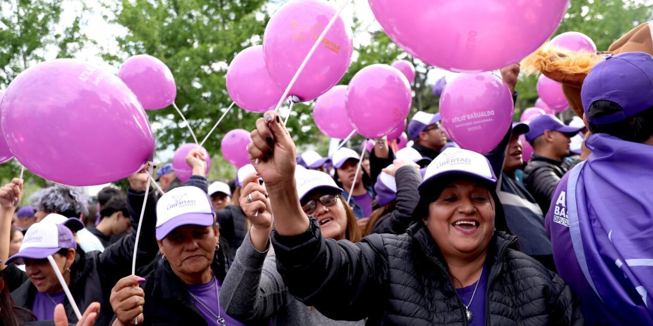 Cruces con la izquierda y tensa convivencia entre violetas y las Fuerzas del Cielo en la previa del acto de Milei