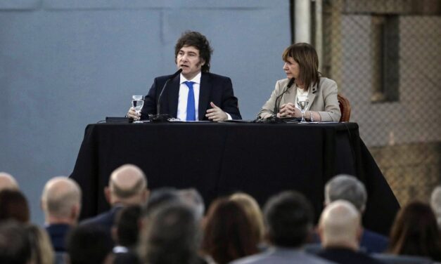Lo subió a un acto de campaña con Bullrich para presentar el nuevo Código Penal