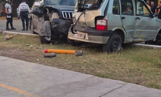 Impactante choque en Santa Lucía: Una camioneta embistió a un auto estacionado
