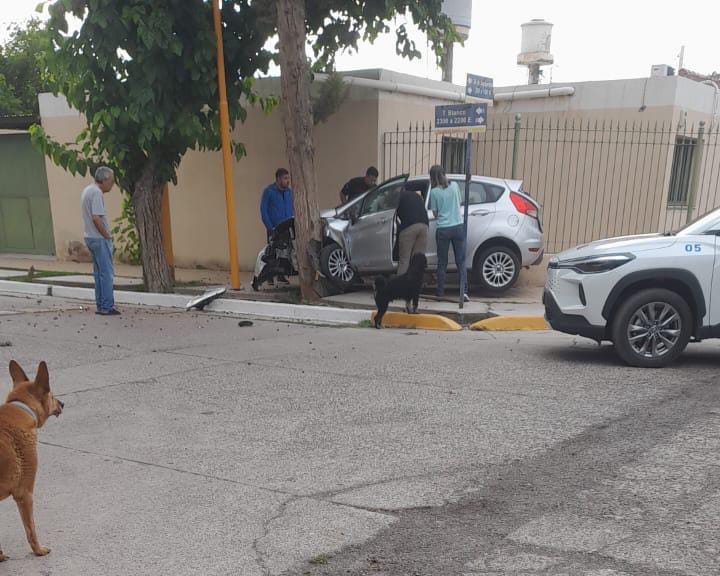 Violento accidente en Santa Lucía: Una mujer quedó atrapada tras chocar contra un árbol