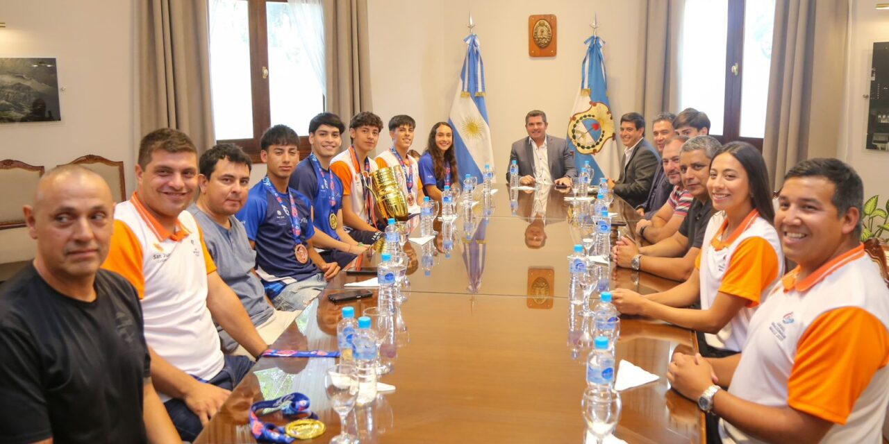 De casa al podio: El gobernador agasajó a los campeones mundiales y binacionales