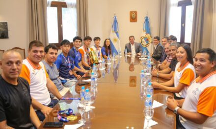 De casa al podio: El gobernador agasajó a los campeones mundiales y binacionales