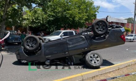 Impactante vuelco en Rawson: La conductora terminó hospitalizada