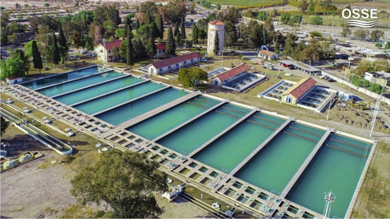 Obras Sanitarias garantiza el servicio para el verano e invierte en departamentos alejados, pero advierte por el uso responsable del agua