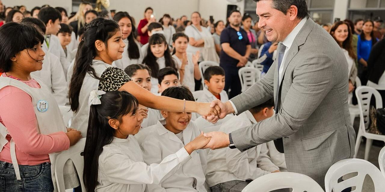 Más de 2.300 alumnos de Rivadavia recibieron sus netbooks del programa “Maestro de América”