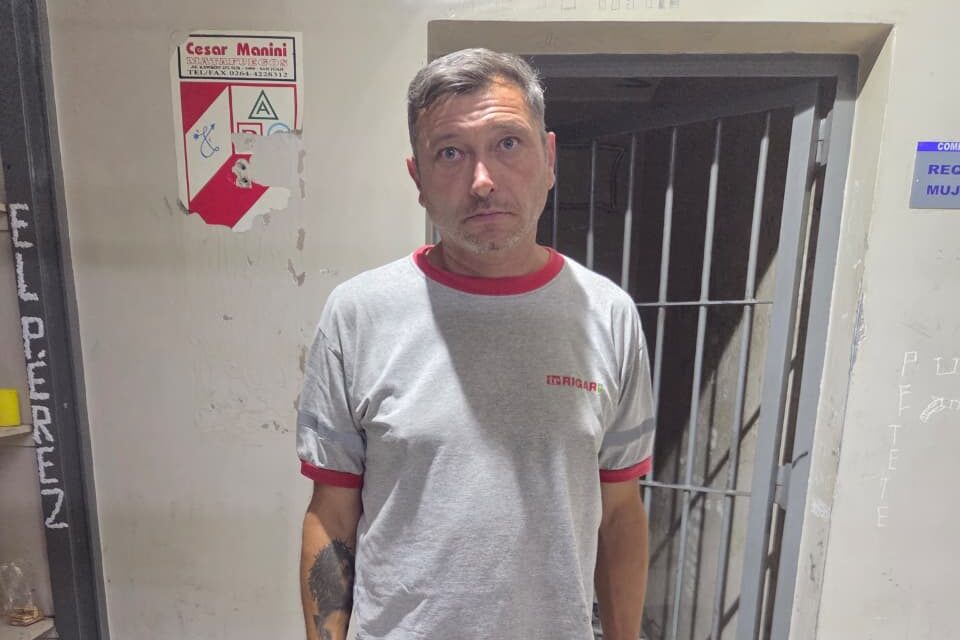 Un camionero terminó detenido tras amenazar con un cuchillo a un ciclista