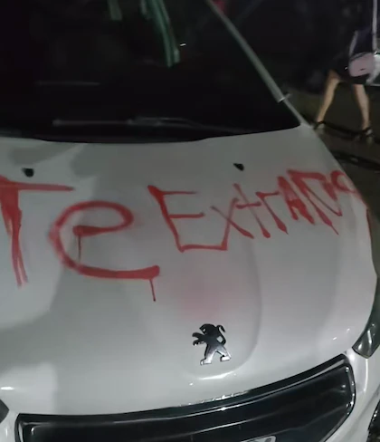 «‘Te extraño, infiel»: El auto que se volvió viral tras una fiesta en San Juan»