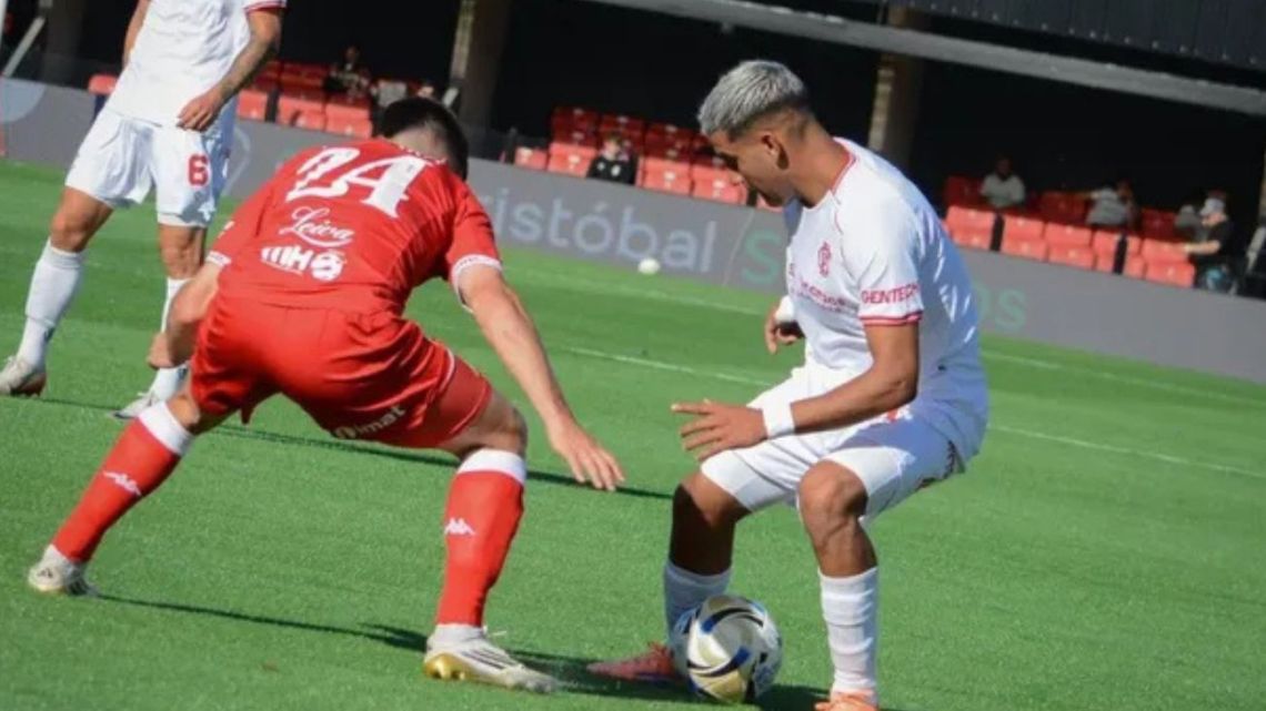 Barracas Central empató con Huracán y avanzó entre polémicas