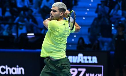 Carlos Alcaraz reaccionó a tiempo y debutó con triunfo ante Taylor Fritz en el ATP Finals