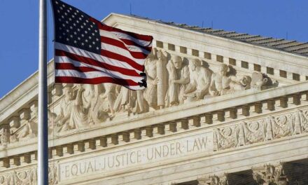 El Tribunal Supremo de EEUU avaló a Donald Trump y prohibió la autoidentificación de género en los pasaportes