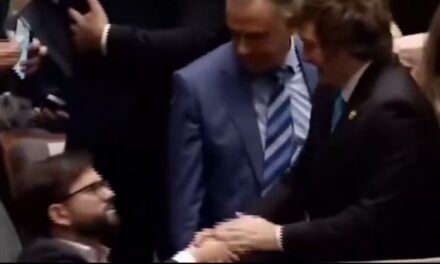 El video del cruce entre Javier Milei y Gabriel Boric en la asunción presidencial de Rodrigo Paz en Bolivia