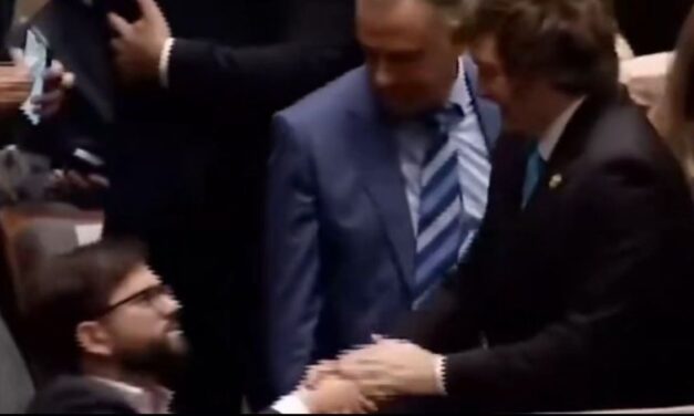 El video del cruce entre Javier Milei y Gabriel Boric en la asunción presidencial de Rodrigo Paz en Bolivia