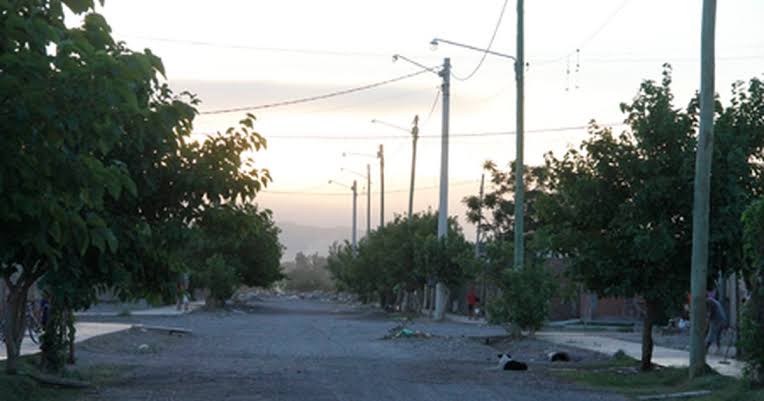 Vecinos de Los Cardos cortaron la calle por falta de luz desde ayer