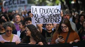 Docentes universitarios paran tres días por salarios y financiamiento de la educación pública
