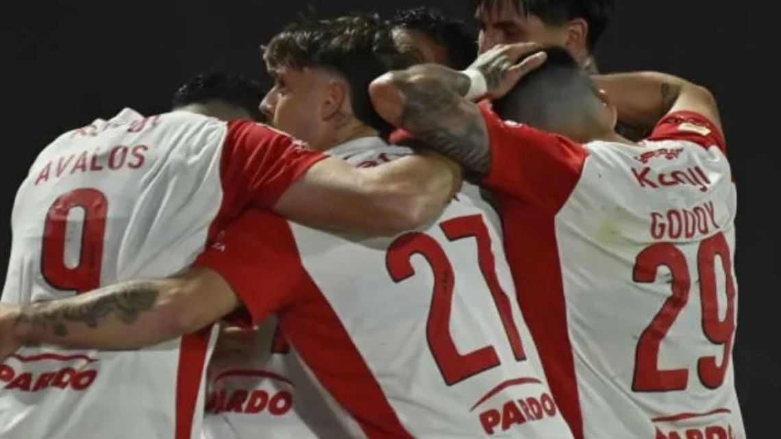 Independiente cortó el invicto de Deportivo Riestra con un gol agónico