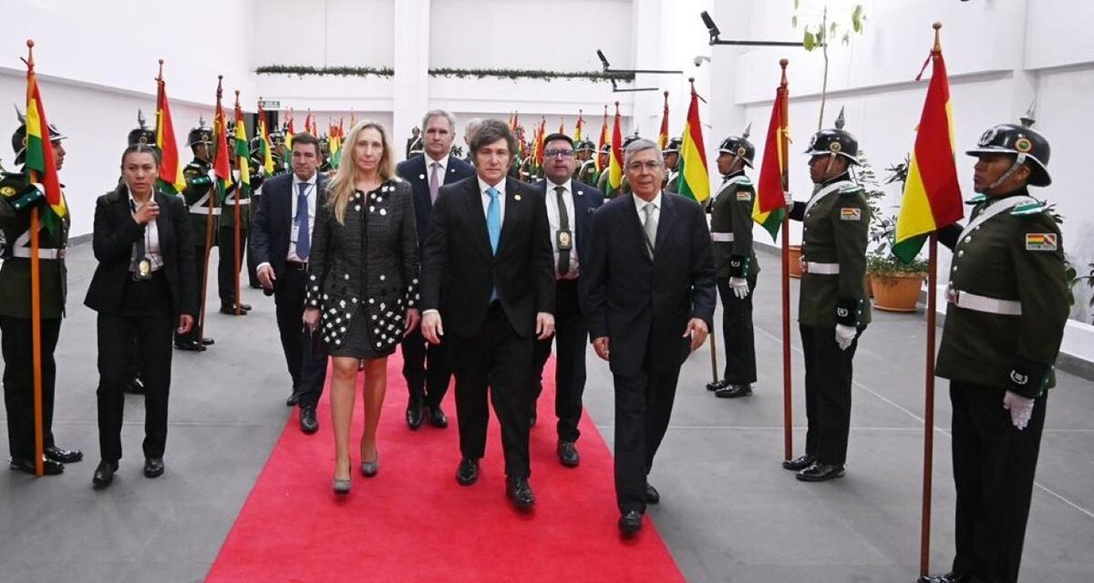 Javier Milei participó de la asunción del nuevo presidente de Bolivia, Rodrigo Paz Pereira