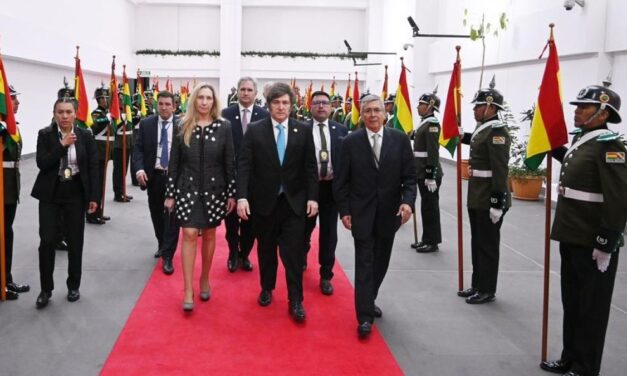 Javier Milei participó de la asunción del nuevo presidente de Bolivia, Rodrigo Paz Pereira