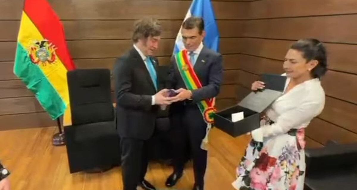 Así es la piedra que el presidente de Bolivia le obsequió a Javier Milei