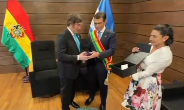 Así es la piedra que el presidente de Bolivia le obsequió a Javier Milei